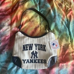 The cutest NY Yankees y2k shoulder purse!
